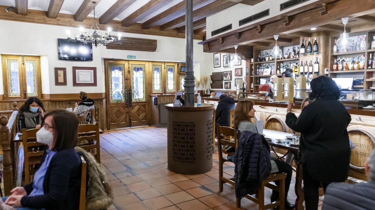 Clientes en el interior de un bar de Valladolid.