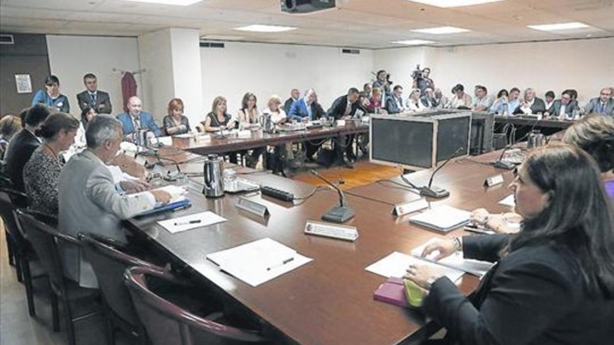 Panorámica de la reunión de la mesa de la función pública en el ministerio de Hacienda.