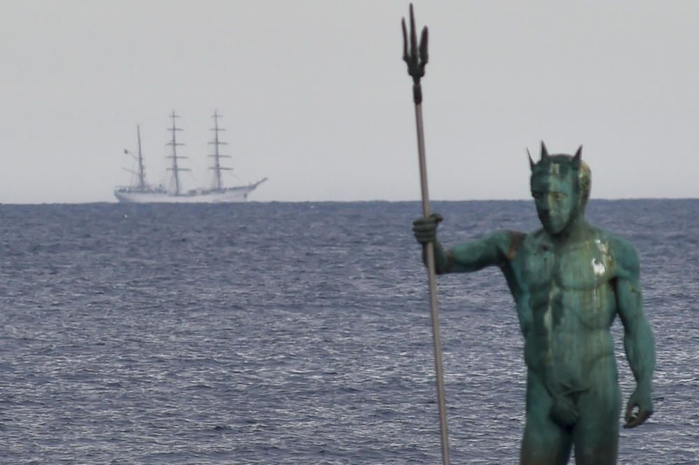 El velero Sagres navega a la altura de Melenara