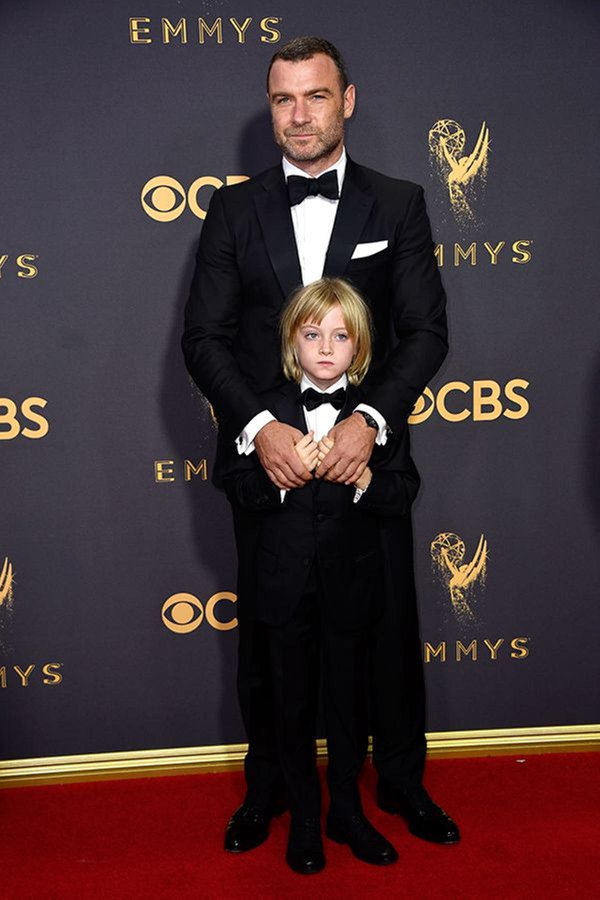 Liev Schreiber con uno de sus hijos