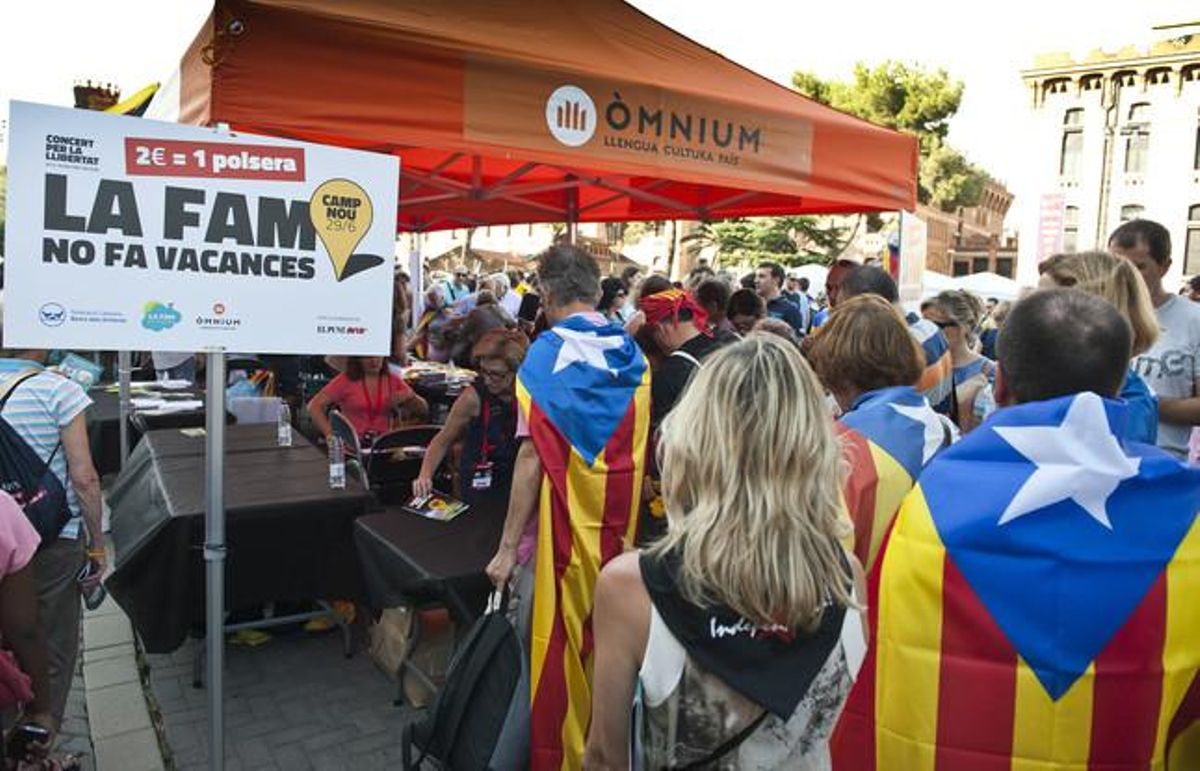 Presència d’Òmnium Cultural al Camp Nou durant el Concert per la Llibertat.