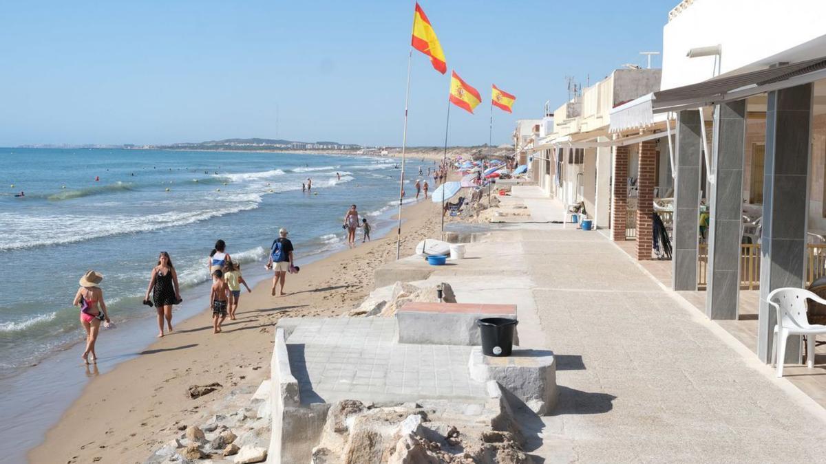 En poco más de un mes, la playa de El Pinet ha recuperado algo de arena, aunque la línea de playa es muy escasa entre las edificaciones y el mar. / ÁXEL ÁLVAREZ