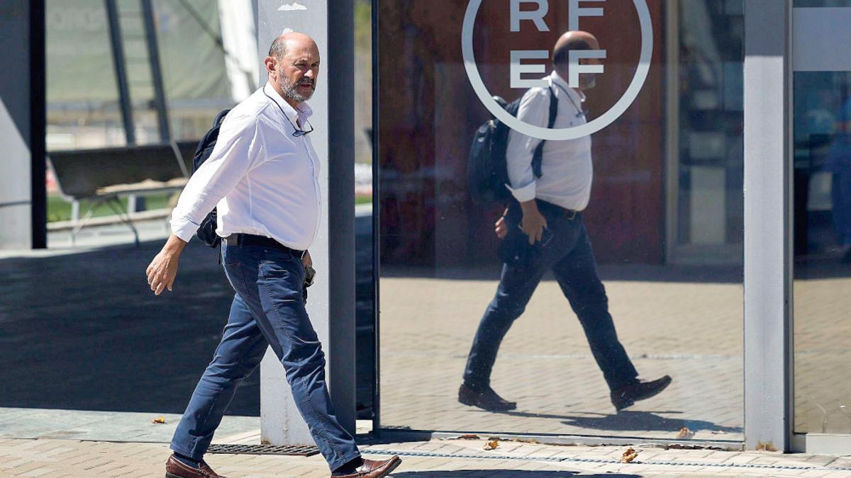 Rafa Louzán llega a  la  sede de la Federación  en La Rozas.  |  EFE