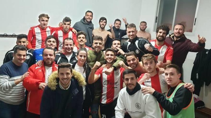 La plantilla celebra en el vestuario el triunfo en Pedreguer.