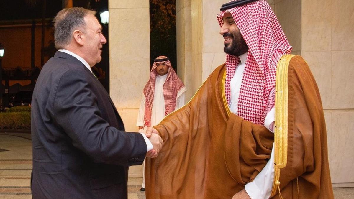 Mike Pompeo y Bin Salman se saludan a la llegada del primero a Yeda (Arabia Saudí).