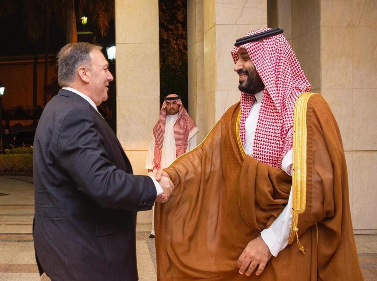 Jeddah (Saudi Arabia), 18/09/2019.- A handout photo made available by the Saudi Royal Court shows Saudi Crown Prince Mohammad bin Salman receiving US Secretary of State Mike Pompeo, Jeddah, Saudi Arabia, 18 September 2019. Pompeo is in Saudi Arabia to discuss the recent drone attack that blocked almost half of the Saudi oil production on 14 September 2019. (Atentado, Arabia Saudita, Estados Unidos) EFE/EPA/BANDAR ALJALOUD / SAUDI ROYAL COURT HANDOUT HANDOUT EDITORIAL USE ONLY/NO SALES