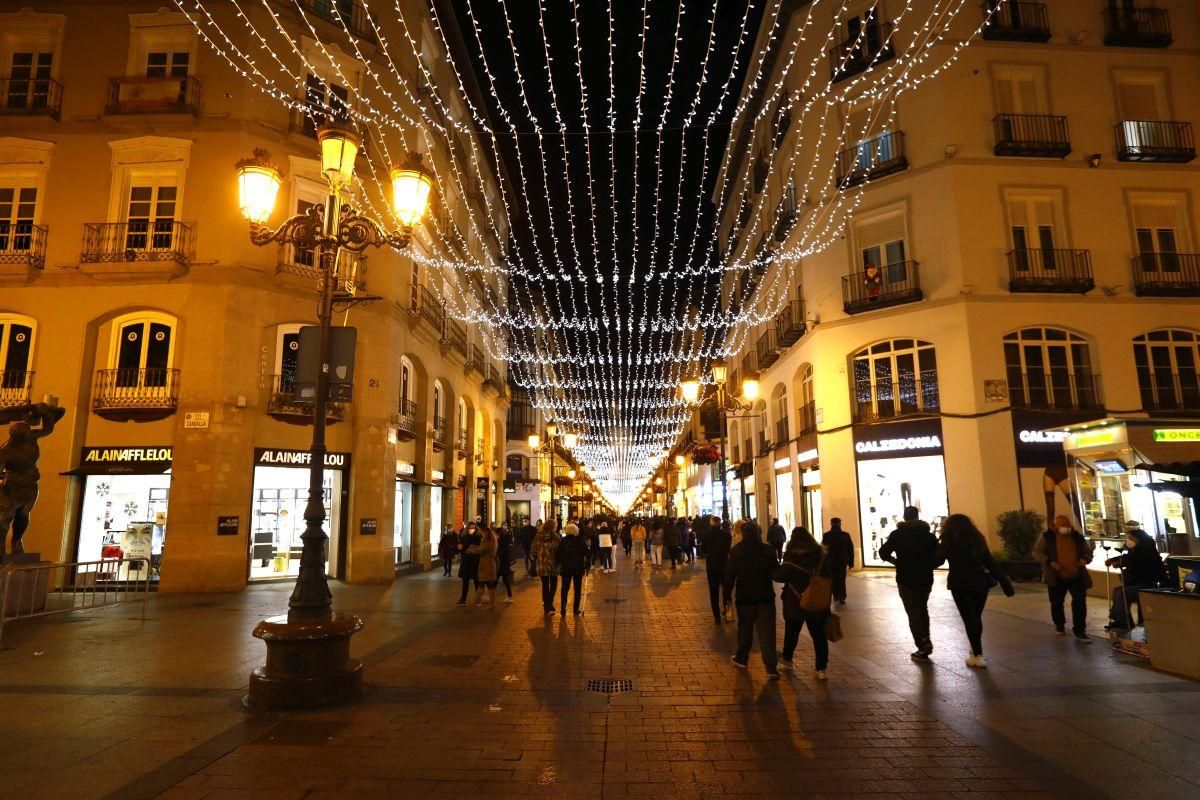 Las luces de Navidad iluminan Zaragoza