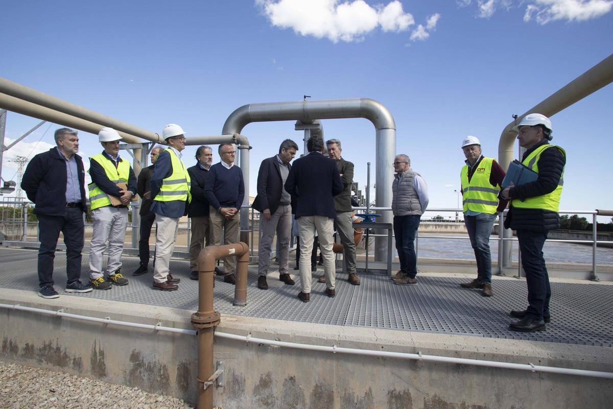 El president de la Generalitat, Carlos Mazón, visita las obras de reparación de la Estación Depuradora de Aguas Residuales (EDAR) de Algemesí-Albalat.