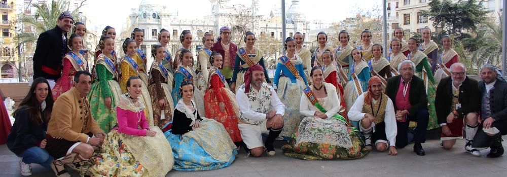 Los acompañantes que han cuidado de las falleras todo el ejercicio... y que seguirán haciéndolo.