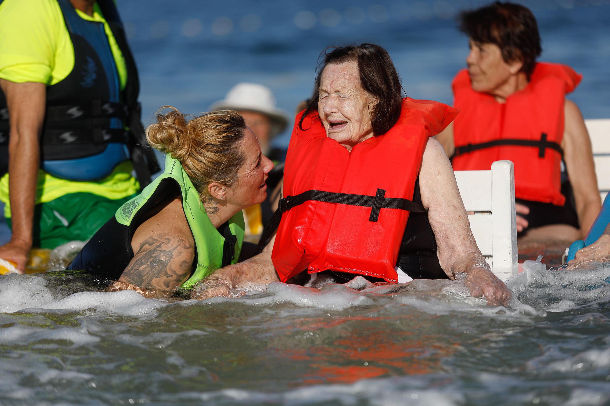 Los mayores de Ibiza disfrutan con los pies en el agua