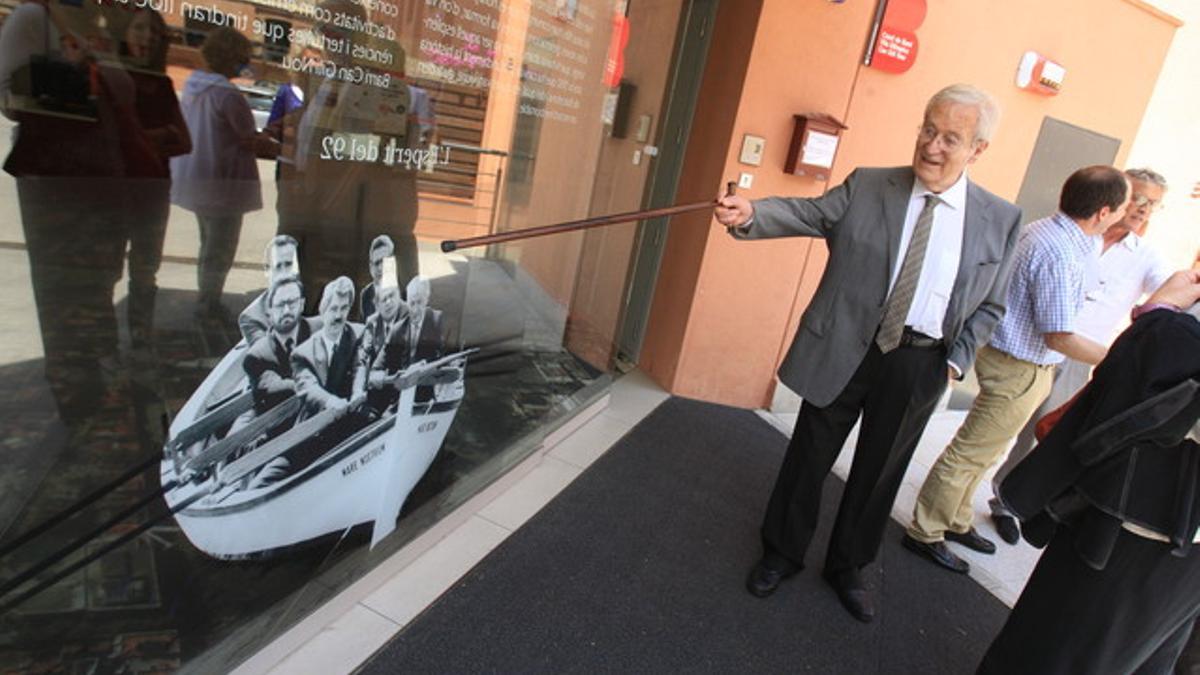 Oriol Bohigas señala una foto en la entrada de la exposición sobre los 20 años de la Vila Olímpica.