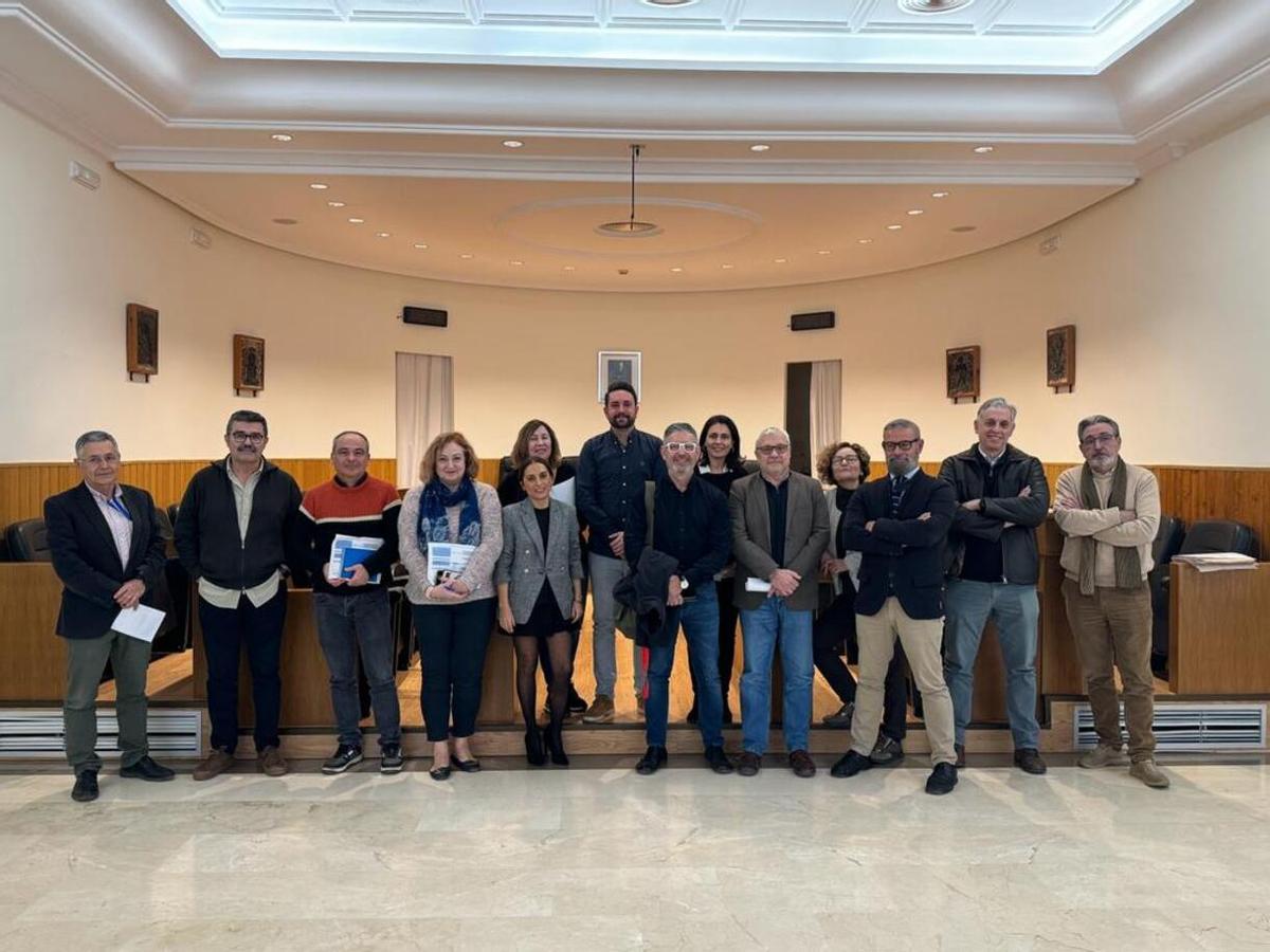 El concejal de Personal y Gran Ciudad de Paterna, David Fortea, Jefes de Áreas y habilitados nacionales en la primersa sesión constitutiva de la Comisión Gran Ciudad