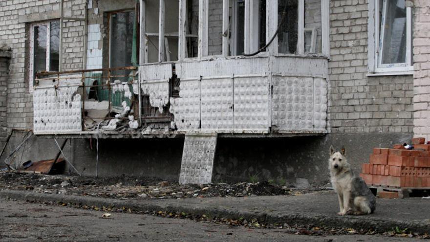 Un edificio dañado por los combates en Donetsk.