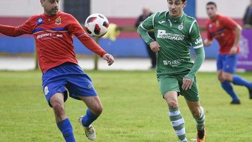 Aitor Tornavaca y Coutado disputan un balón.