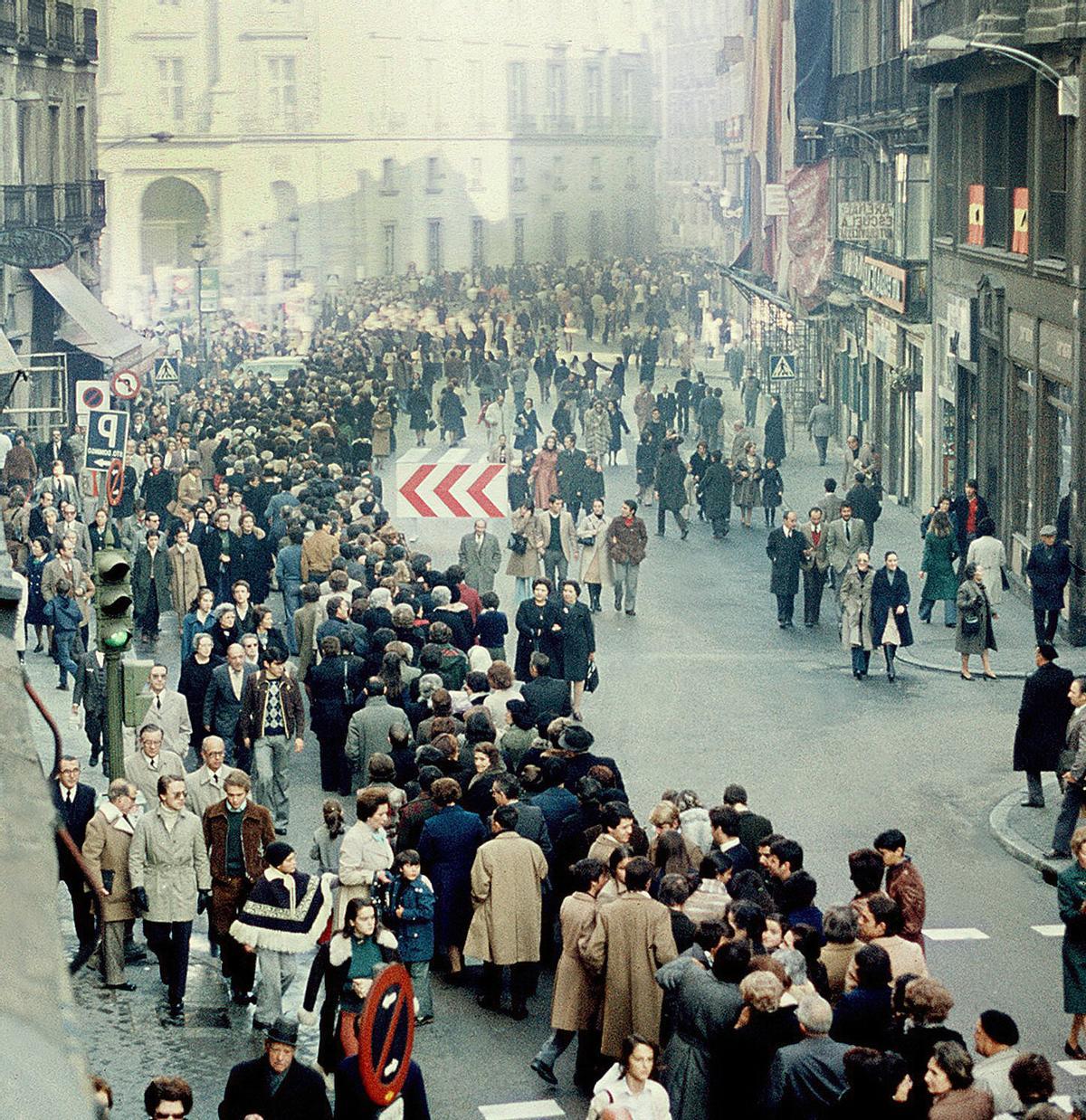 Colas en las calles de Madrid para visitar la capilla ardiente de Franco.