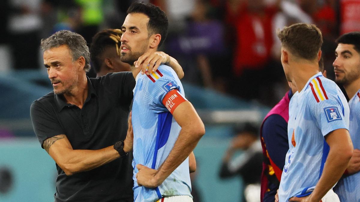 Soccer Football - FIFA World Cup Qatar 2022 - Round of 16 - Morocco v Spain - Education City Stadium, Al Rayyan, Qatar - December 6, 2022 Spain coach Luis Enrique with Sergio Busquets after the match as Spain are eliminated from the World Cup REUTERS/Wolfgang Rattay