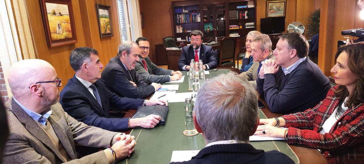 Reunión mantenida hoy en la sede de la Creex, en Badajoz, con responsables de Foro Nuclear.