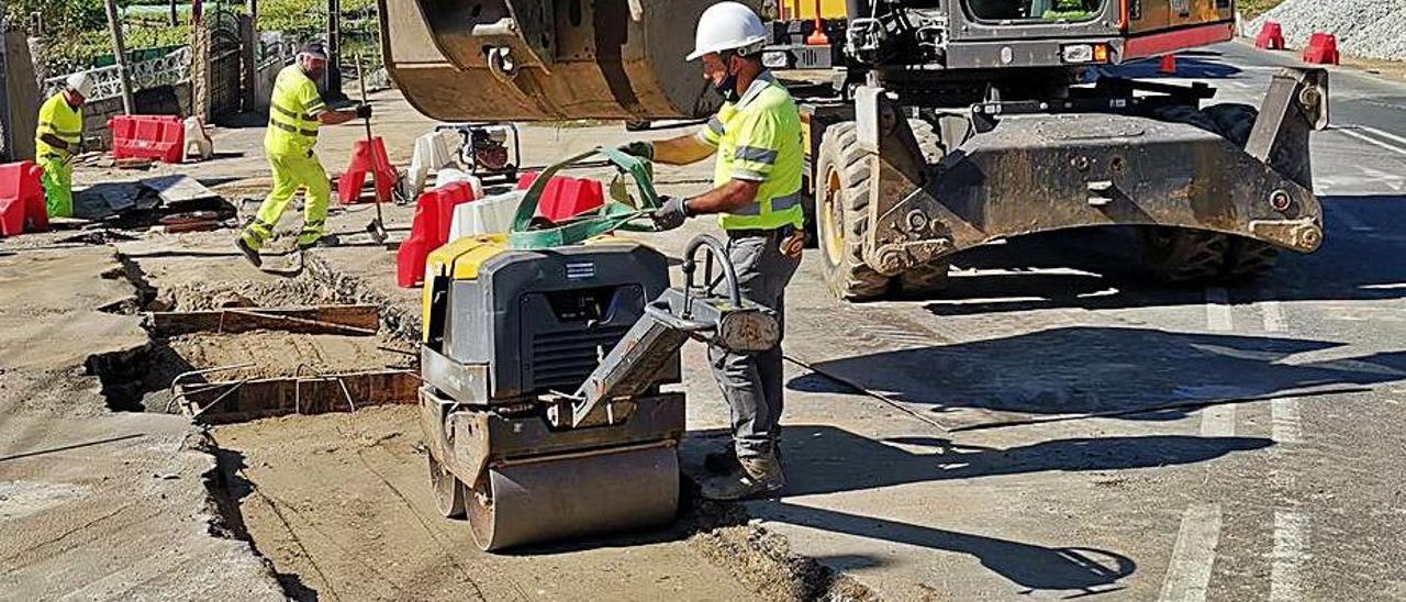 Operarios trabajando ayer en la rotonda del TCA en Lapamán. |   // SANTOS ÁLVAREZ