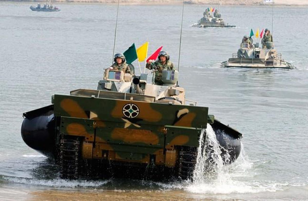 Tancs amfibis sud-coreans K21 equipats amb bosses d’aire per flotar travessen un riu en un camp militar d’entrenament a Namyangju, a uns 50 km de Seül.