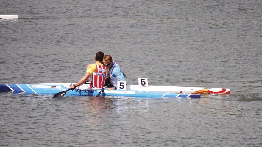 El campeón olímpico Marcus Cooper felicita a Roi Rodríguez tras su victoria de ayer en Trasona en la final de K-1 1.000. // FdV