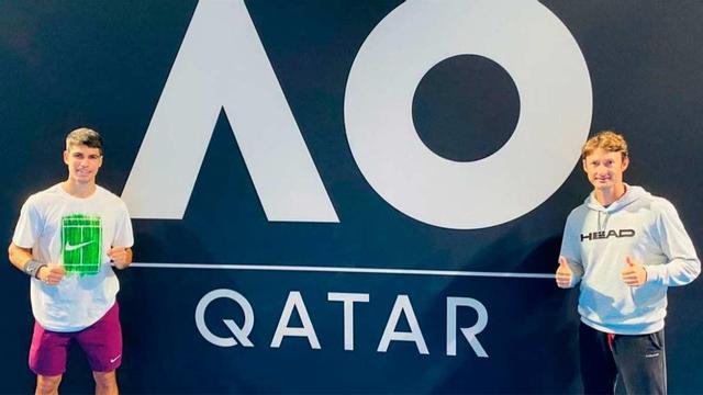 Alcaraz suma su primer triunfo en la previa del Open de Australia