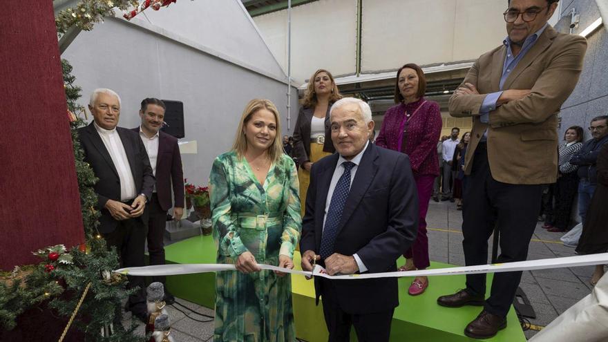 Por la izquierda, el sacerdote Hipólito Cabrera; el presentador Javier López; Davinia Domínguez  sujeta la cinta que corta  Abraham Domínguez; atrás, la consejera del Cabildo Isabel Mena, la edil del Ayuntamiento Carmen Luz Vargas y el director general de Comercio de Canarias, David Miller.   | H. D.