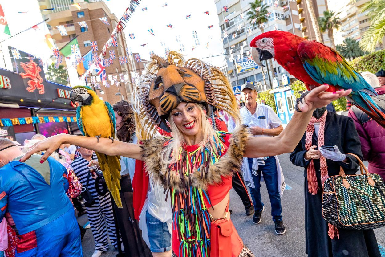 Los británicos desafían a la lluvia y celebran su "Fancy Dress Party" en Benidorm