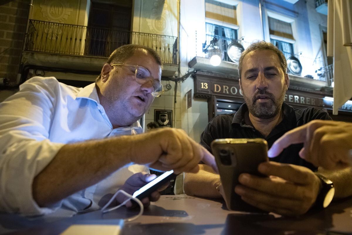 Toni Massegú i Ramon Bacardit consultant els resultats al mòbil,  ahir a la nit
