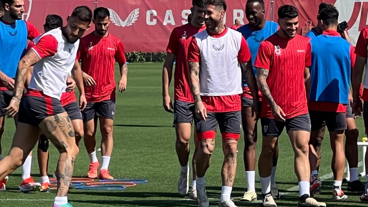 Gudelj, Sergio Ramos e Isaac, durante el entrenamiento previo al Sevilla - Mallorca