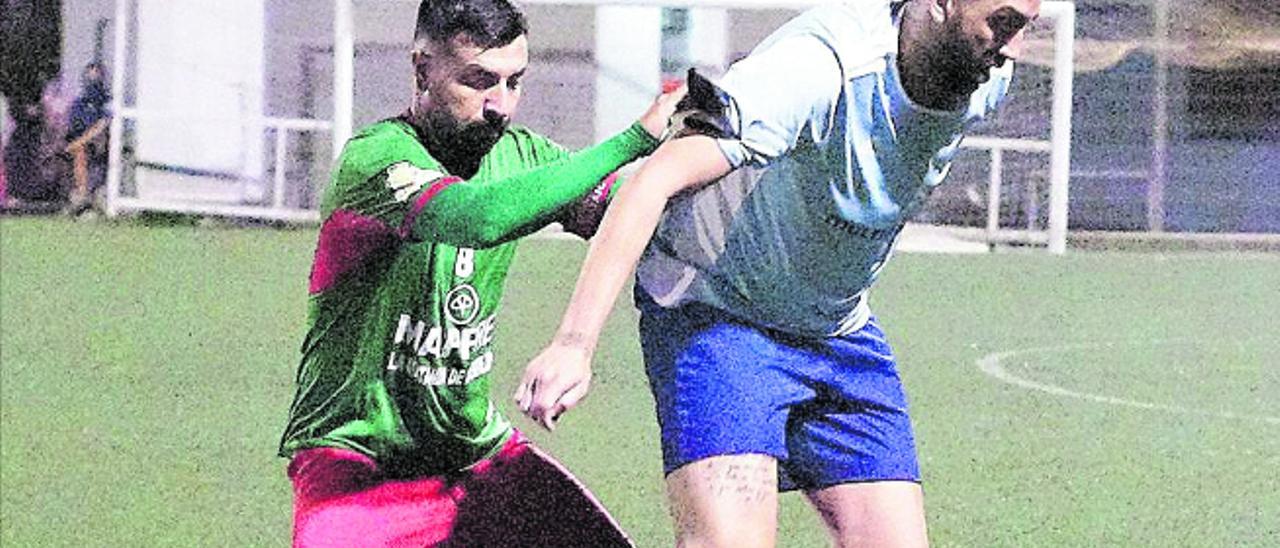 El local Largo, con el balón, y el goleador del Matanza Félix.