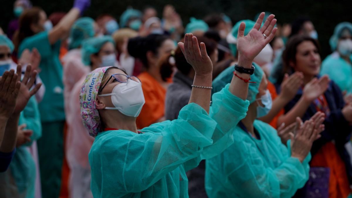 Madrid. 02.04.20. CORONAVIRUS. COVID-19. Una enfermera durante los aplausos a sanitarios en el hospital Gregorio Marañon. FOTO: JOSE LUIS ROCA