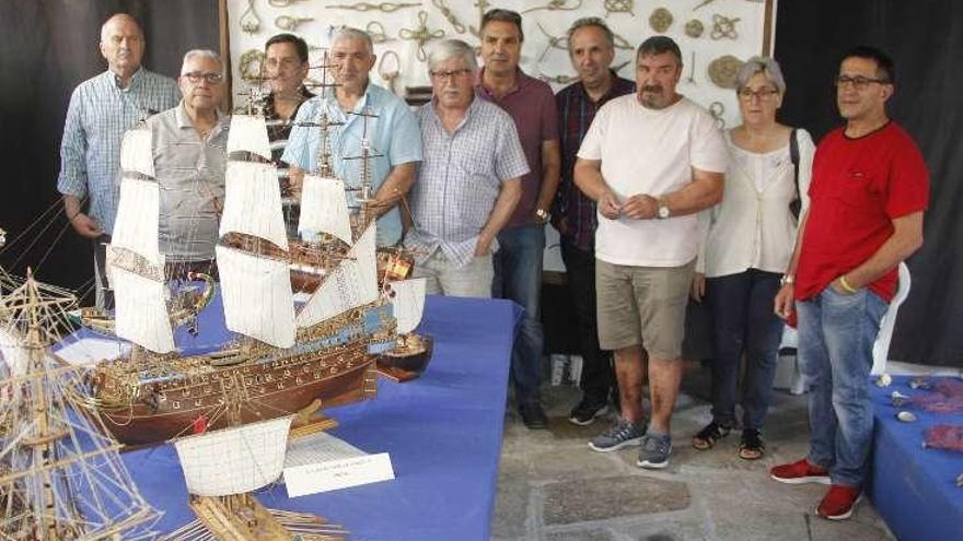 Los promotores de la iniciativa con algunas de las piezas. // S.A.