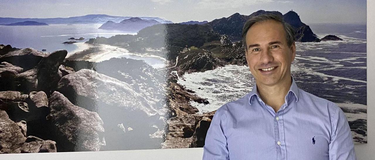 Elías Rodríguez-Toral, junto a una foto de las islas Cíes en su despacho del CIMA en Pamplona.