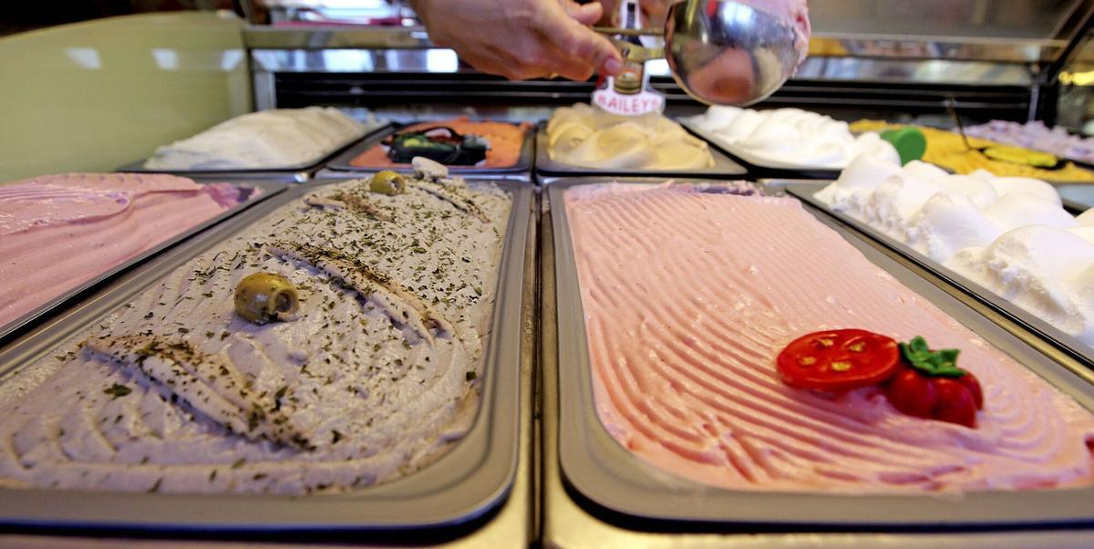 Diferentes sabores de helado en una heladería.