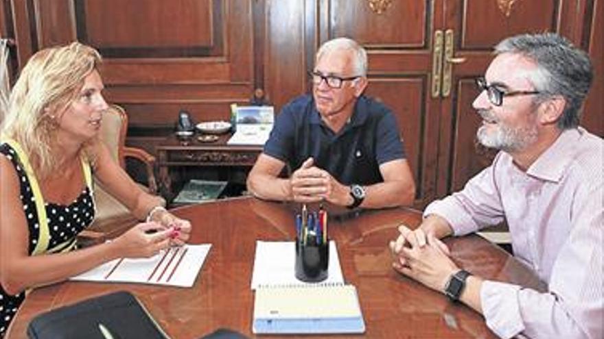 Amparo Marco se reúne con el Real  Club Náutico para impulsar entre los escolares el deporte