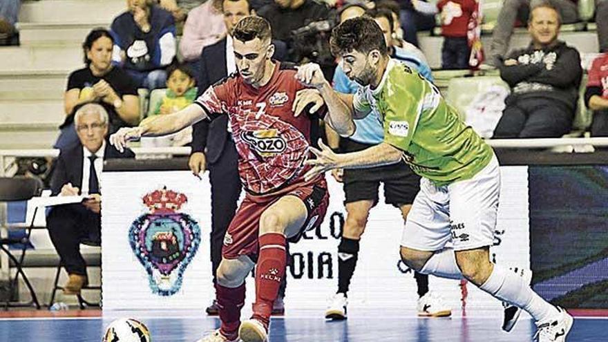 Juanjo Catela disputa el balÃ³n a un jugador de ElPozo Murcia.