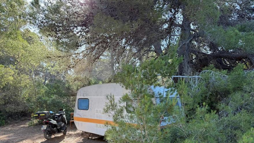 Desalojado un asentamiento de caravanas en el Parque Natural de ses Salines de Ibiza