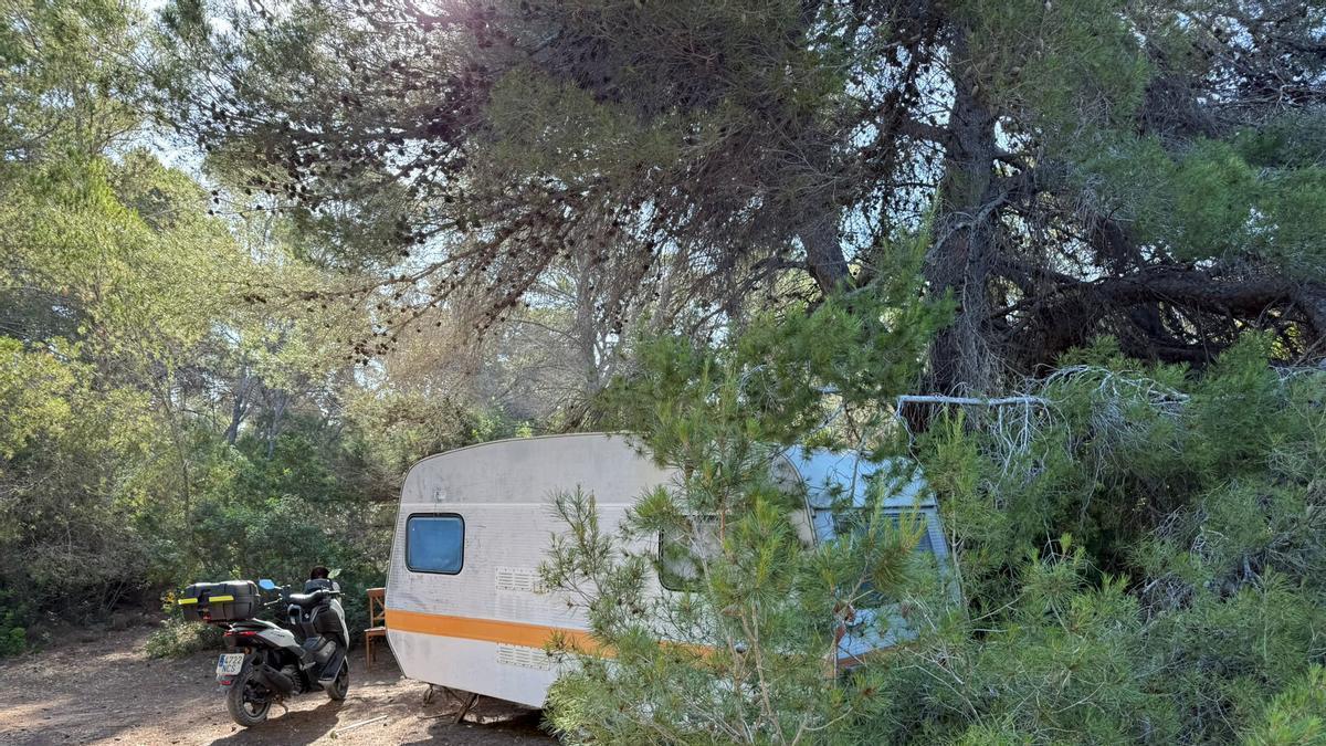 Una de las caravanas que todavía permanecía en la zona este martes casi a las nueve y media de la mañana.