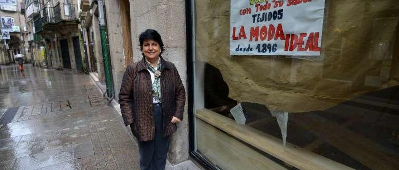 Mayte Ramírez posa ante el futuro local de La Moda Ideal. // G.S.