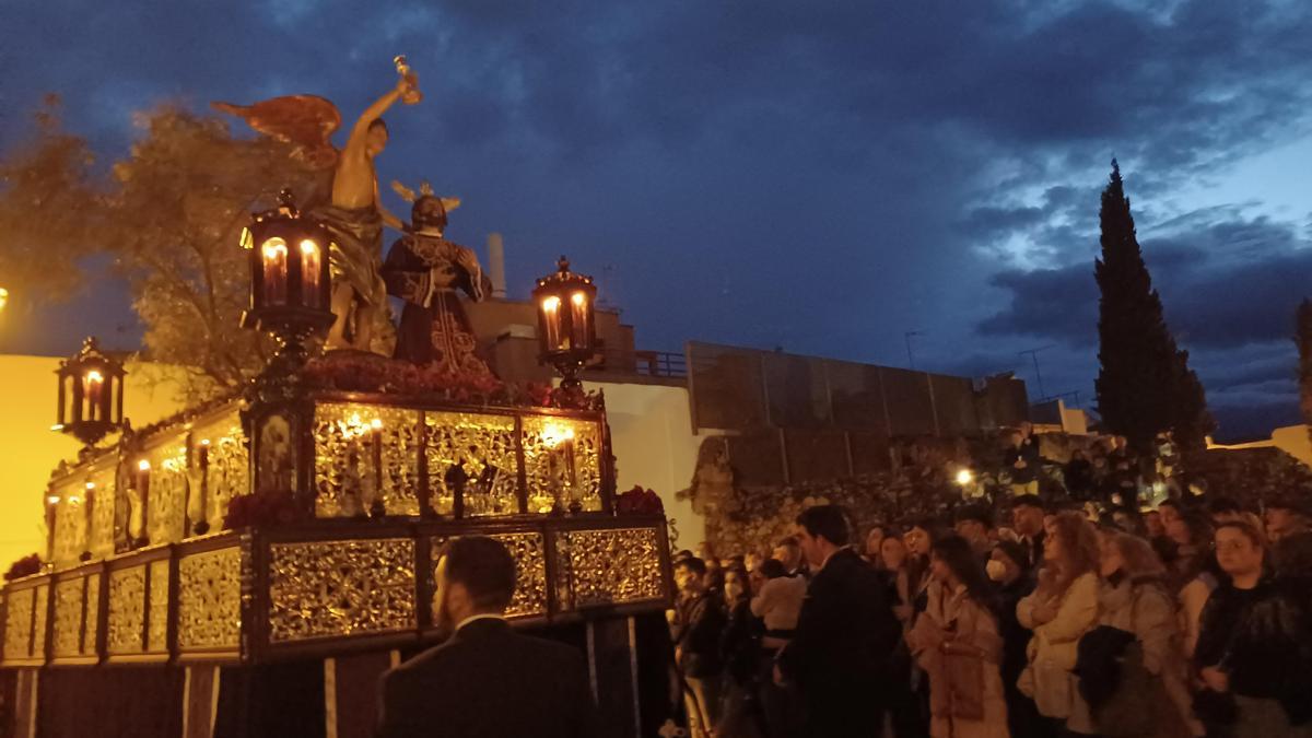 El paso de Jesús Orando en el Huerto, a la salida de la ermita del Calvario.