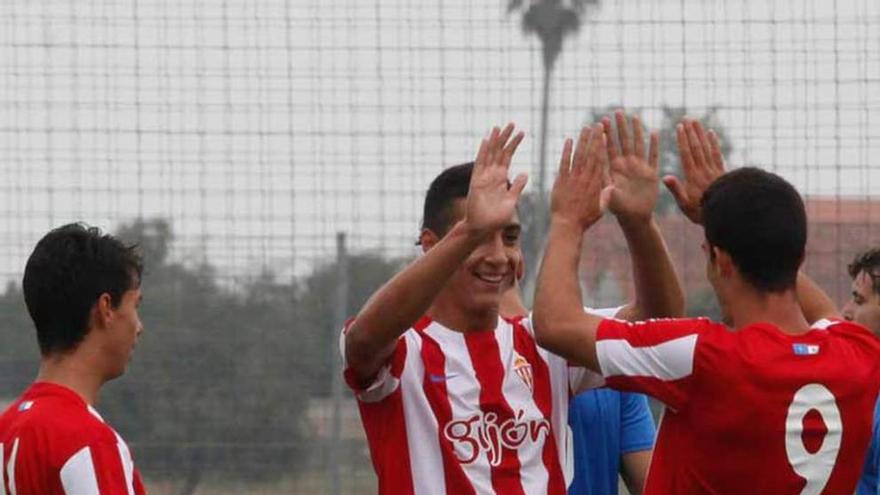 Jaime Santos, Pablo Fernández y Claudio celebran uno de los goles marcados esta jornada frente el Urraca.