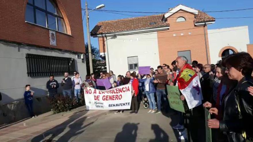 Concentración en memoria de Leticia Rosino en Castrogonzalo