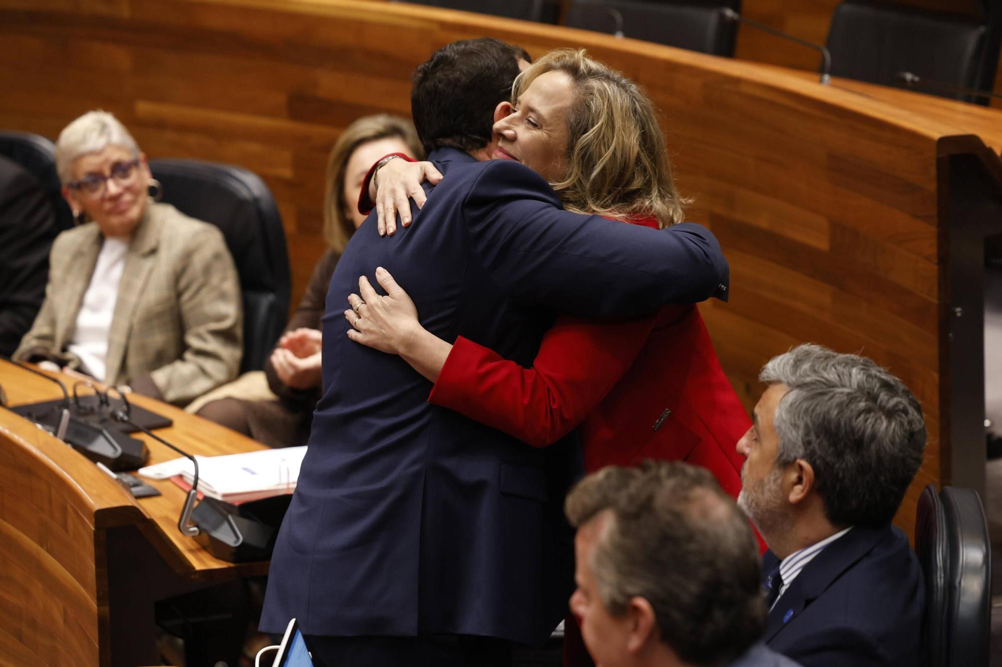 La consejera Belarmina Díaz recibe el abrazo de Adrián Barbón, presidente del Priuncipado, inmediatamente después de anunciar su dimisión en el pleno de la Junta, el parlamento asturiano