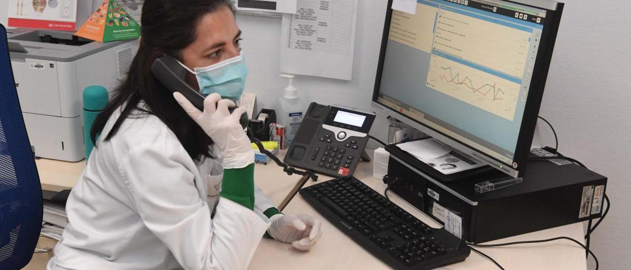 Una médica realizando atención telefónica en un centro de salud.