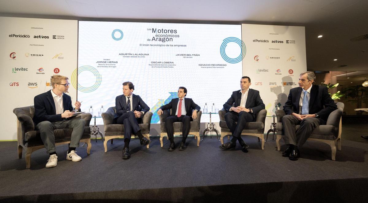 Agustín Lalaguna, consejero delegado de Levitec; Óscar Lobera, responsable de desarrollo corporativo de la Fundación Basilio Paraíso; Javier Beltrán, CEO de Kaira; e Ignacio Reviriego, director general de Trilux Iluminación; durante la mesa redonda moderada por el periodista Jorge Heras.