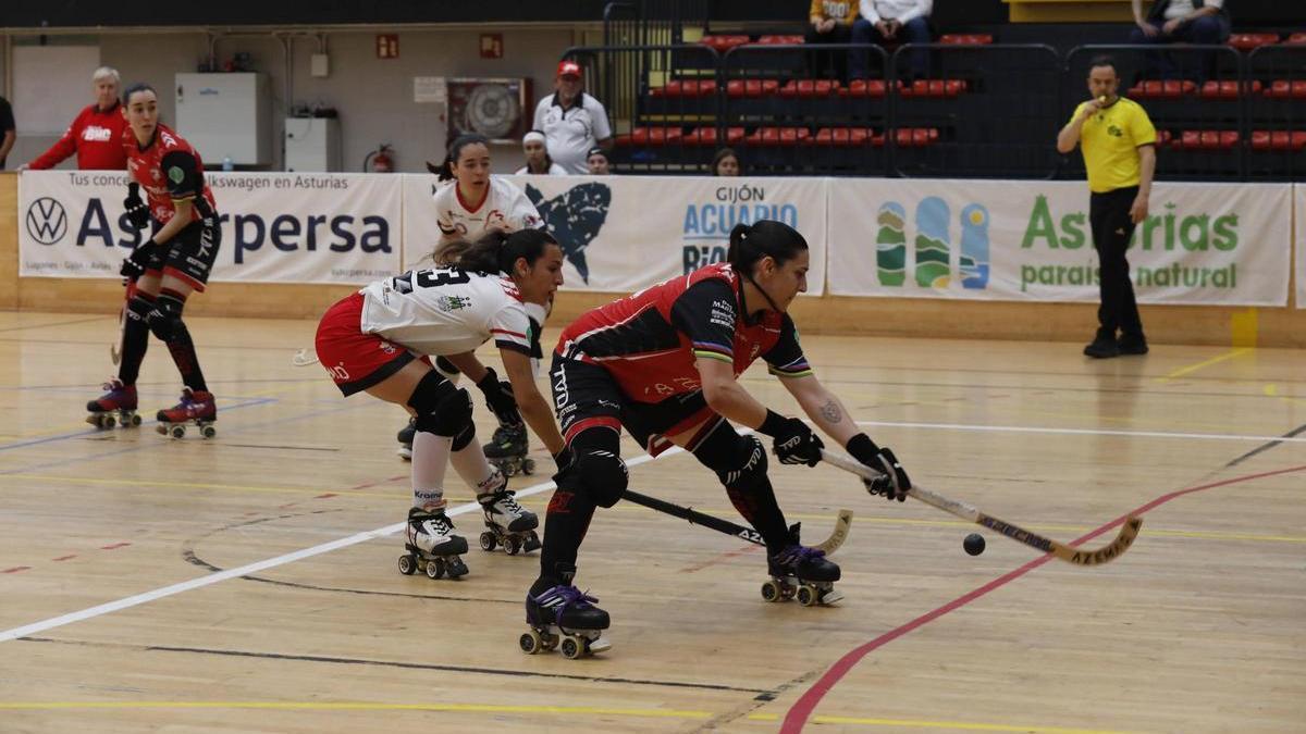 Ana Catarina, con la bola en un partido del Telecable Hockey Club en Mata Jove.