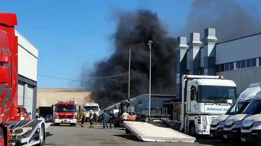 Un herido en un espectacular incendio en una nave de la carretera de Ocaña de Alicante