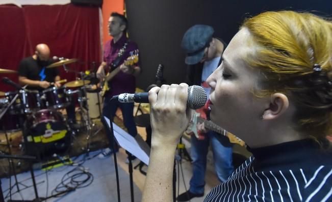 Ensayo de los grupos The Birkins y La Volpe Band