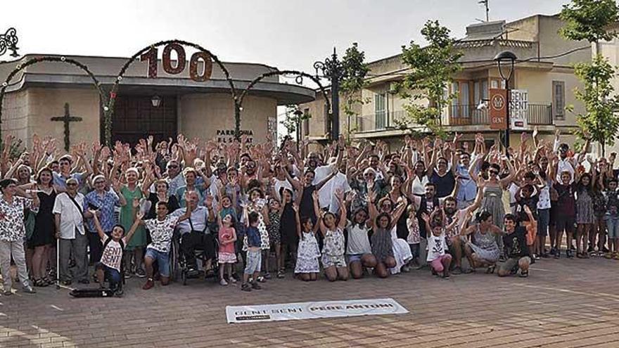 Los vecinos de Son MaciÃ  se reunieron en la PlaÃ§a EsglÃ©sia para la foto conmemorativa del centenario e inmortalizar una cita histÃ³rica.