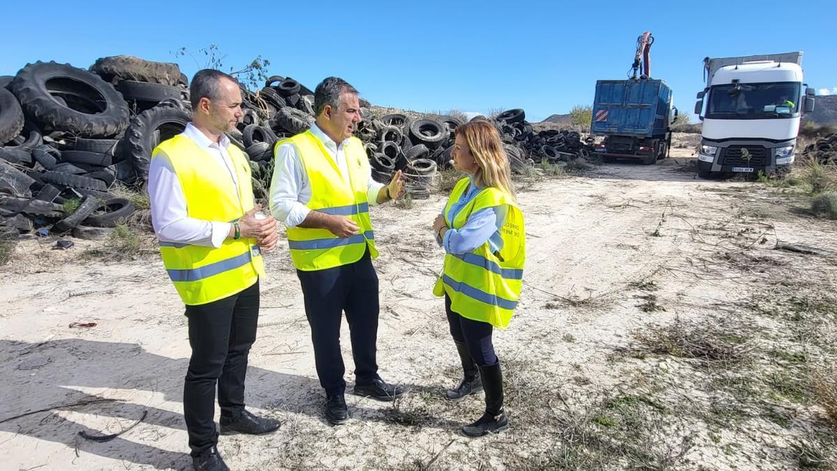 El consejero de Medio Ambiente, Universidades, Investigación y Mar Menor, Juan María Vázquez, junto con la alcaldesa de Campos del Río, María José Pérez, y el director general de Medio Ambiente, Juan Antonio Mata